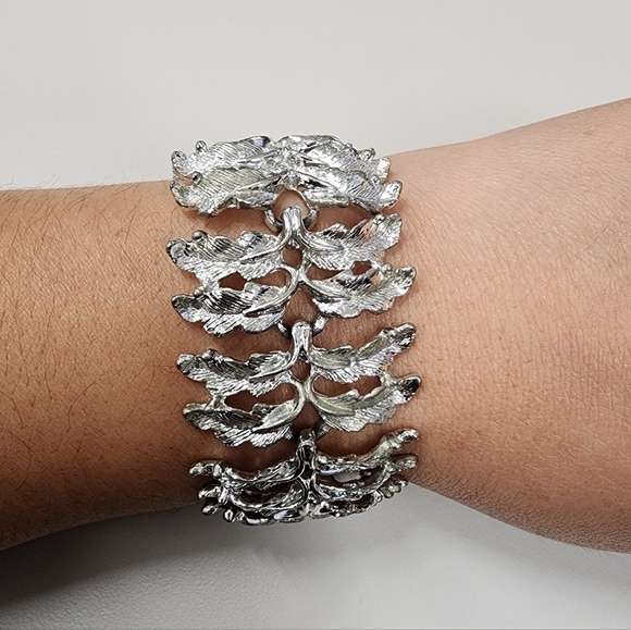 Vintage Jewelry - Vintage Mid-Century Silver-Tone Leaf Bracelet Textured Articulated Statement